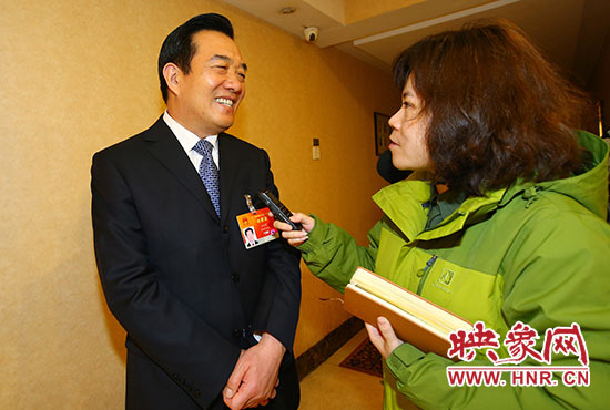 全國人大代表、省人大常委會委員、鄭州市人大常委會主任、黨組書記白紅戰(zhàn)接受采訪。