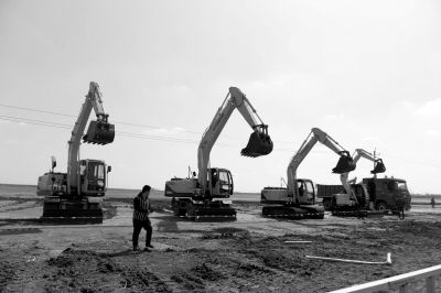 　北京現(xiàn)代滄州工廠開工儀式上，多臺(tái)挖掘機(jī)齊鳴。京華時(shí)報(bào)記者譚青攝