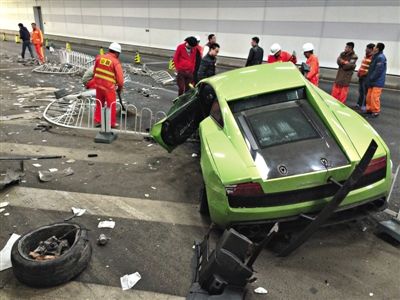 大屯路隧道內，事故現場百余米長的隔離欄被撞倒，事故一側全是隔離欄以及車身的碎片。新京報記者 浦峰 攝