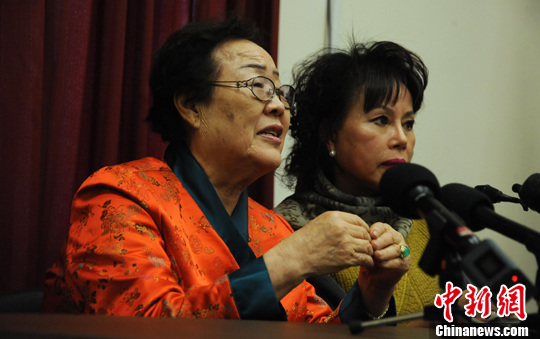 圖為慰安婦受害者李容洙（Lee Yong Soo。圖左）發(fā)表講話，要求安倍正式道歉。
