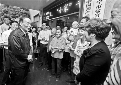 5月8日，王岐山與海寧市鹽官鎮(zhèn)桃園村黨委班子成員、老黨員和群眾親切交流供圖/新華社