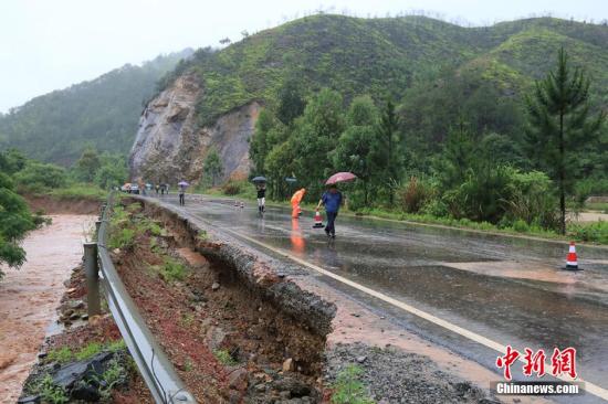 圖為5月19日，江西贛州石城縣珠坑鄉(xiāng)塘臺村通往福建寧化縣的公路出現(xiàn)塌方。陳小強 攝