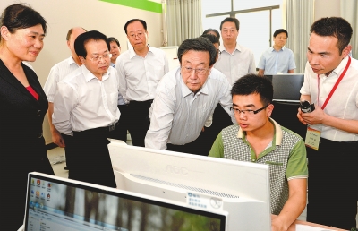 　　5月22日，省委書記、省人大常委會(huì)主任郭庚茂在河南網(wǎng)商園調(diào)研。記者杜小偉攝