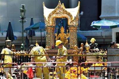 18日，泰國曼谷四面佛前，救援人員在爆炸現(xiàn)場進行清理。四面佛附近17日晚發(fā)生爆炸，造成6名中國公民死亡，20余人受傷。