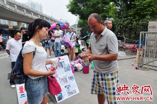 一名市民在買水。