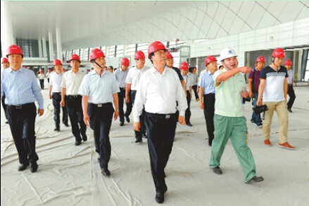 8月31日上午，郭庚茂謝伏瞻等察看鄭州機(jī)場二期工程建設(shè)情況。