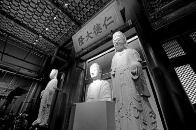      北齊石佛像和菩薩像。京華時(shí)報(bào)記者 王海欣 攝