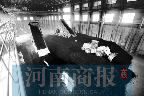 大量煤炭運(yùn)往南區(qū)供熱站，為今冬供暖做準(zhǔn)備 河南商報(bào)記者 鄧萬里/攝