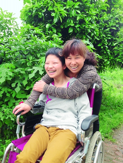黃揚(yáng)和母親許秀梅在陽光下好開心。（黃珊攝）