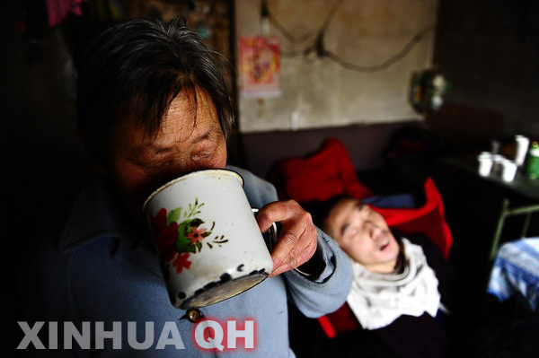 3月29日，楊林睡著了，母親邵秀景喝上一口水。