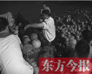昨日凌晨，鄭州街頭，眾多愛心市民幫瓜農(nóng)撿拾西瓜