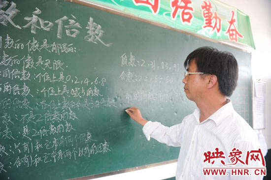王格現(xiàn)在給5年紀(jì)的孩子們上課。