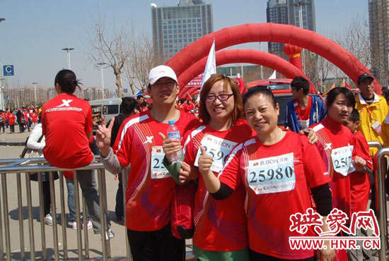 2010年，劉小琴（中）組織殘疾人朋友第一次參加鄭開馬拉松賽。