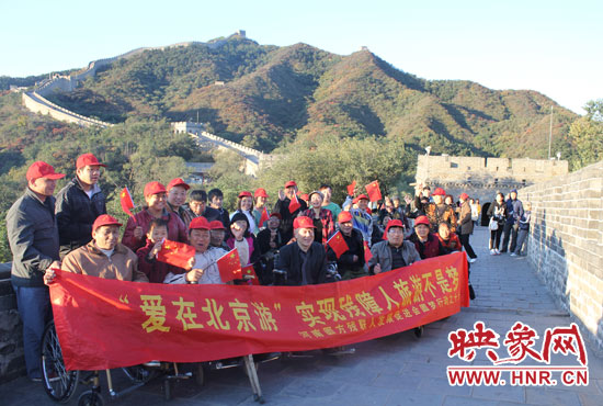 旅游對于殘疾人朋友來說比正常人要困難許多，2011年，劉小琴帶領(lǐng)殘障朋友登上了長城。