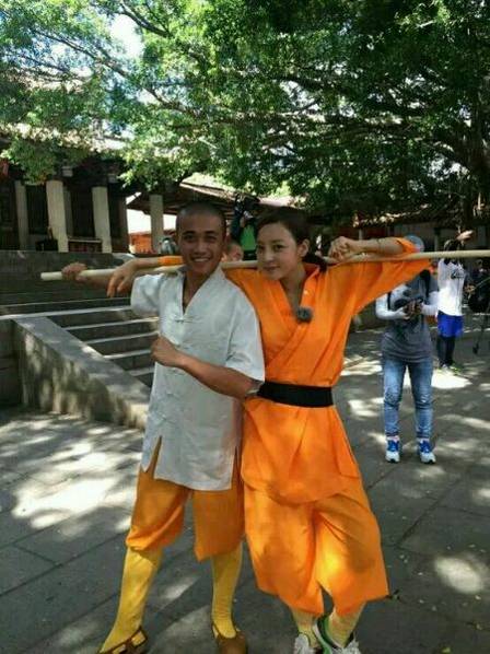 這些參加節(jié)目的女星當(dāng)中既有歌手，又有演員，都是時(shí)尚年輕且受歡迎的女星。