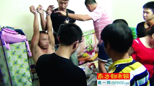警方破門抓捕時，販毒嫌疑人未某洪正躺在床上吸毒、嫖娼。