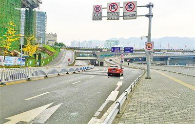 12月18日，本報(bào)記者駕車經(jīng)過江北嘴千廝門大橋匝道附近道路和財(cái)信廣場(chǎng)旁支路體驗(yàn)時(shí)，收音機(jī)里能聽到神秘的路況提示音。本報(bào)記者