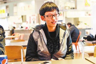 何琦驍收到了紐約大學(xué)阿布扎比分校的錄取通知書。記者 許恢毅 攝