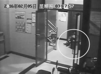 小區(qū)監(jiān)控視頻截圖，兩人一坐一跪竟聊了十多分鐘。