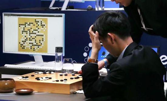 復(fù)盤階段李世石也在不停撓頭。