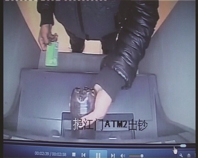 男子將可樂倒進(jìn)取款機(jī)。
