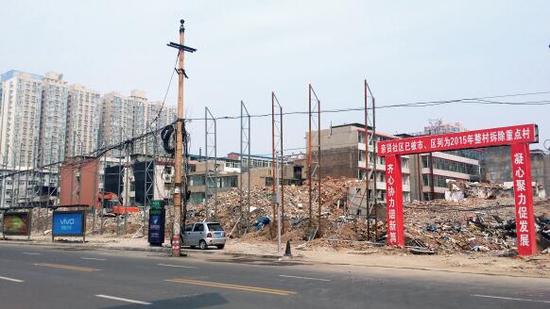 015年5月31日，在社區(qū)干部的帶頭拆遷下，親賢社區(qū)的“城中村改造”拉開帷幕。由于前期“清產(chǎn)核資”及補償標(biāo)準(zhǔn)等因素，拆遷改造工作推進并不順利。圖為位于體育西路東側(cè)集體所有的商鋪率先被拆遷完畢，用于遮擋的圍擋正在施工中。（拍攝：2015年9月16日）