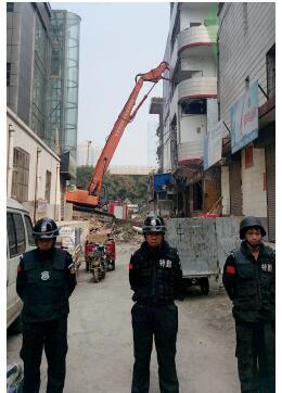 根據(jù)《太原市和小 店區(qū)平陽路街道親賢城中村改造拆遷安置補償方案》，結(jié)合親賢實際，親賢社區(qū)補償安置采取“商業(yè)用房安置+小戶型公寓住宅安置+貨幣補償”的方式，其中每分 （0.1 畝）置換商業(yè)用房50平方米+小戶型公寓住宅80平方米+貨幣補償20萬元人民幣。（拍攝：2015年9月17日）