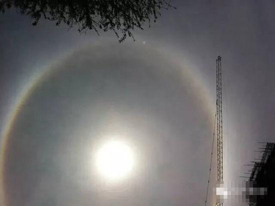 上?，F(xiàn)UFO 專家稱光圈是日暈亮點或是飛行器(圖)