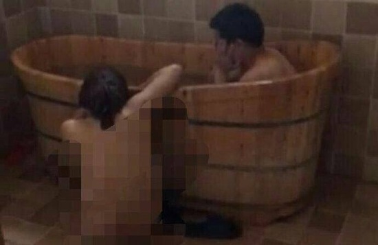 視頻顯示，一男一女赤身裸體地在浴盆中洗澡。