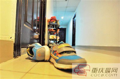 出事小孩的鞋子凌亂地擺放在自家門前。
