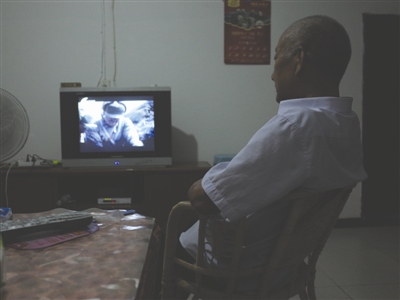 昨日，古藺，69歲的楊正元獨(dú)自在家看電視