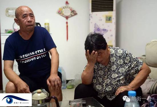 李亞榮的公婆談及李亞榮時淚流不止。