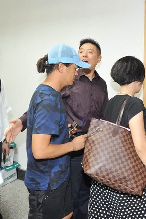 新京報快訊(記者劉洋)今天上午9時許，王寶強在律師張起淮的陪同下到北京朝陽法院，起訴離婚并交納訴訟費。王寶強方預估財產總額至少在1個億，法院遂按照1億元暫計財產價值，依據《訴訟費交納辦法》收取了訴訟費24.9575萬元。
