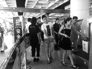 南京地鐵新街口站，大多數(shù)市民自覺配合安檢