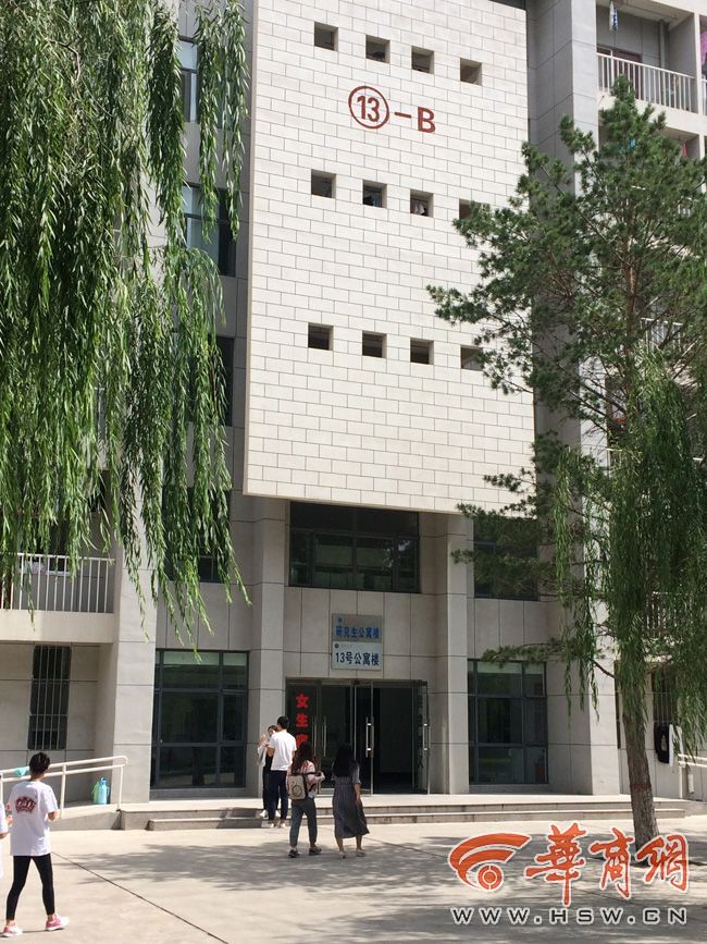 8月30日，榆林學院有學生發(fā)微博對女生宿舍樓住進男生提出質疑。9月3日，學校宣傳部門回應，女生宿舍樓里確實住著3名男研究生，但該樓的格局是套間，跟單元房一樣是獨立的，大學應有包容的精神。