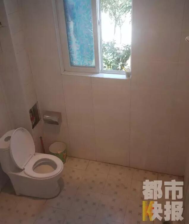 西安市戶縣草堂鎮(zhèn)的李家?guī)r村，有多戶人家經(jīng)營著農(nóng)家樂，但昨晚發(fā)生的這件事情打破了這里的寧靜。村民：“縣上的、鎮(zhèn)上的警察，還有村干部好多人在那兒，說是女的在衛(wèi)生間生產(chǎn)，把娃從窗子扔下來?！鞭r(nóng)家樂員工：“(聽說)直接從二樓扔下來了，呀，太殘忍了。”昨晚的事，很多人今早才聽說，震驚之余更感到惋惜。記者今天在高冠西五巷口找到了大家所說的農(nóng)家樂，一夜過去了，作為和那名女顧客有過交集的老板娘，心情仍然很沉重。