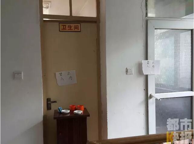 當(dāng)馮女士走出大門，繞到院子的側(cè)面時，衛(wèi)生間窗戶下方草叢中的一幕，讓她驚出了一身冷汗。農(nóng)家樂老板娘馮女士：“就是孩子，旁邊帶著胎盤?！弊蛲硎稽c半事發(fā)后，馮女士報了警，很不幸，男嬰已經(jīng)死亡。涉及的兩個房間，暫時被封鎖，里面已經(jīng)清理干凈。隨后記者也從轄區(qū)草堂派出所了解到，這兩男一女三人是朋友關(guān)系，女子的年齡大概是二十二三歲。該女子事發(fā)后被送往醫(yī)院，同行的兩名男子當(dāng)時被警方帶去派出所接受了筆錄調(diào)查后，已經(jīng)離開了派出所。