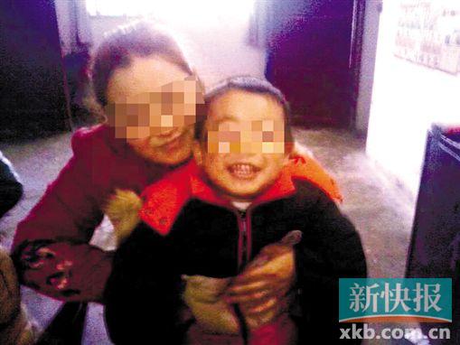 程女士生前和小孩開心玩耍。家屬供圖