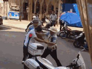 嫌疑男子涉嫌無證駕駛摩托車，且車輛違規(guī)加裝遮陽傘并在行駛時不戴安全頭盔，辱罵毆打執(zhí)法交警。 本文圖片均來自 廣西梧州在線警務(wù)