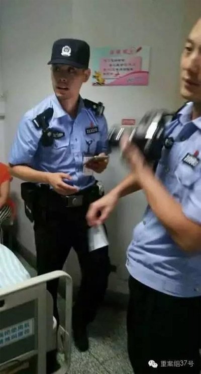 民警到醫(yī)院對秦女士體內(nèi)子彈取證調(diào)查。 受訪者供圖