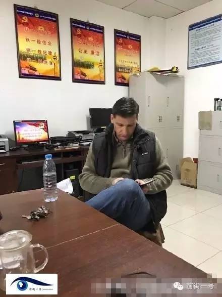該外籍男子在派出所接受詢問(wèn)。（網(wǎng)友供圖）