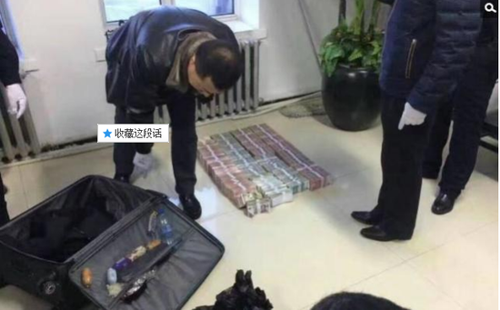 京華時(shí)報(bào)訊昨天凌晨1點(diǎn)左右，黑龍江省密山市一銀行金庫發(fā)生搶劫案。一名身穿迷彩服男子準(zhǔn)備劫取現(xiàn)金時(shí)被發(fā)現(xiàn)，致一名金庫值守人員死亡，隨后棄款而逃。目前，該男子尚未歸案，案件正在全力偵辦中。