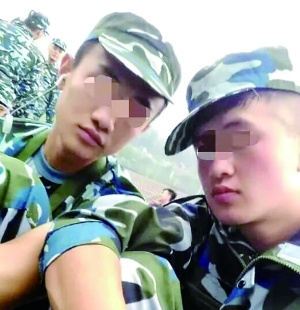 入學(xué)軍訓(xùn)時(shí)，滕某（左）和蘆海清的合影