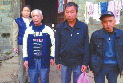 已被判死緩、在獄中服刑的4個村民的家人一直在為兒子喊冤。圖片來自網(wǎng)絡(luò)