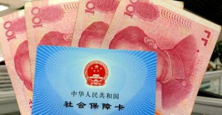 從今年1月1日開始，原有的失業(yè)保險(xiǎn)費(fèi)率是1.5%的有22個(gè)省份，包括新疆生產(chǎn)建設(shè)兵團(tuán)，可以在確保失業(yè)保險(xiǎn)金按時(shí)足額發(fā)放、穩(wěn)崗補(bǔ)貼順利實(shí)施的基礎(chǔ)上，可以降低0.5個(gè)百分點(diǎn)。個(gè)人的費(fèi)率不超過單位的費(fèi)率。
