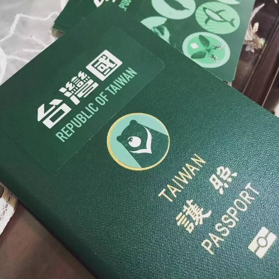 環(huán)環(huán)一直排在這個(gè)女孩后面，想看看日本入境官員如何處理這個(gè)令人啼笑皆非的所謂“臺(tái)灣國(guó)”。