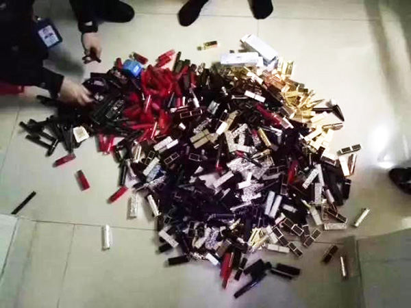 民警搜查出來的口紅。
