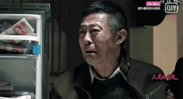 查案人員搜出的2.3億現(xiàn)金，從銀行運(yùn)來十二臺(tái)點(diǎn)鈔機(jī)，竟然燒壞了六臺(tái)。