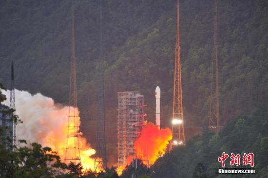 4月12日19時(shí)04分，中國(guó)西昌衛(wèi)星發(fā)射中心成功發(fā)射實(shí)踐十三號(hào)衛(wèi)星。 葉樂(lè)峰 攝