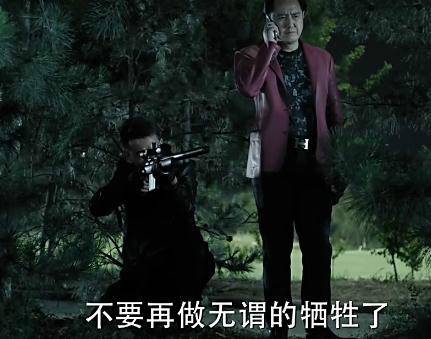 《人民的名義》原著小說有這么一段：趙瑞龍要找殺手殺了侯亮平，結(jié)果趙瑞龍的三姐發(fā)話：侯亮平要是死了趙瑞龍也要死!這就說明了大boss趙立春沒把握在侯死后的各方反應(yīng)中護(hù)住兒子趙瑞龍，因此，這就告訴了讀者，侯亮平的背景絕對不比趙立春差!